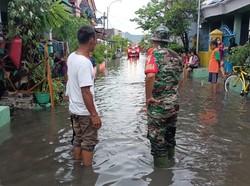 Kota Kediri Banjir Dilanda Hujan Lebat, Pohon Tumbang Tersapu Angin Kencang
