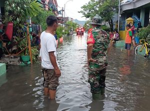 Kota Kediri Banjir Dilanda Hujan Lebat, Pohon Tumbang Tersapu Angin Kencang Kota Kediri Banjir Dilanda Hujan Lebat, Pohon Tumbang Tersapu Angin Kencang