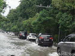 Jl Mayjen Sungkono Surabaya Banjir, Banyak Mobil Mogok hingga Terjebak
