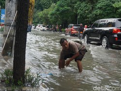 Banjir di Mayjend Sungkono Surut, Banyak Kendaraan Mogok