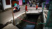 Bikin Pemotor Terperosok, Got di Kramatjati Dipagari Tali Rafia