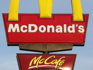 Teguran Merokok Berujung Baku Hantam Bule Rusia Vs WNI Sekeluarga