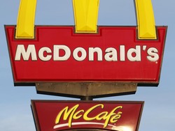 Teguran Merokok Berujung Baku Hantam Bule Rusia Vs WNI Sekeluarga