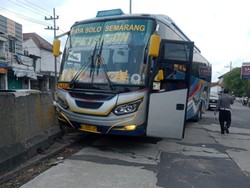 Bus Sugeng Rahayu Kecelakaan Libatkan Pikap dan Motor di Jombang