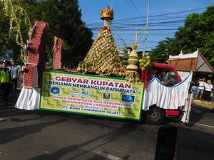 Semarak Festival Kupatan Meriahkan Lebaran Ketupat di Lamongan Semarak Festival Kupatan Meriahkan Lebaran Ketupat di Lamongan