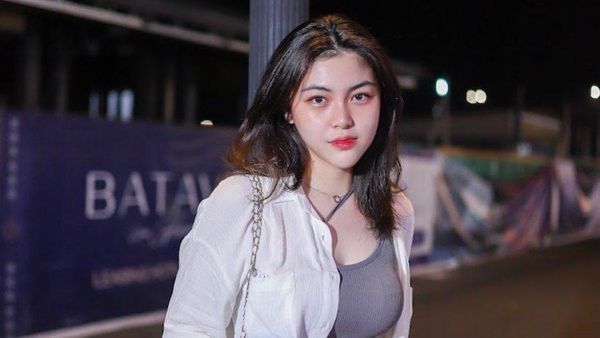 7 Pose Cantik Gabriel Angelina, Cewek yang Renang Bareng Reza Arap