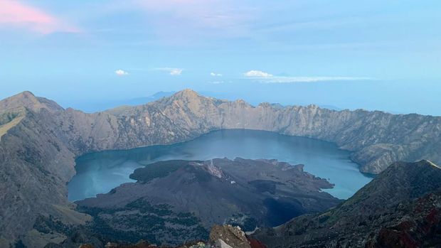 Mount Rinjani was invaded by climbers after the 2023 Eid holiday. In fact, the climbing quota has been fully filled from 24-29 April 2023.