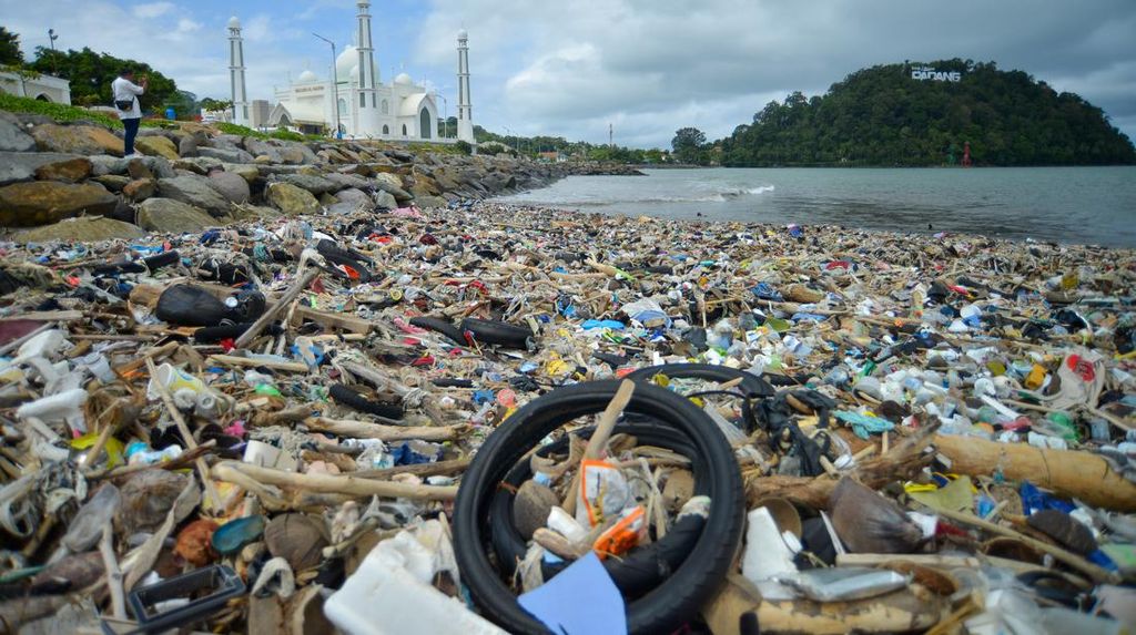 Duh, Tumpukan Sampah Bikin Keindahan Pantai Padang Tercemar Duh, Tumpukan Sampah Bikin Keindahan Pantai Padang Tercemar