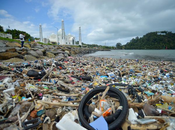 Duh, Tumpukan Sampah Bikin Keindahan Pantai Padang Tercemar