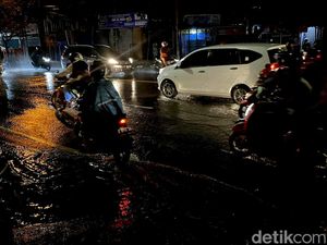 Hujan Deras, Jalan AH Nasution Bandung Tergenang Hujan Deras, Jalan AH Nasution Bandung Tergenang