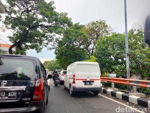 Dampak Tanggul Sungai Ambrol, Jalan Banyu Urip Macet 2,5 Km