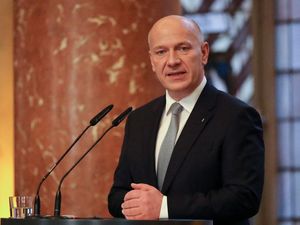 Mantan Sales Asuransi Terpilih Jadi Wali Kota Berlin Mantan Sales Asuransi Terpilih Jadi Wali Kota Berlin