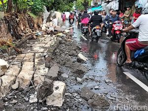 Warga Sebut Tembok Tanggul Sungai Banyu Urip yang Ambrol Bangunan Baru
