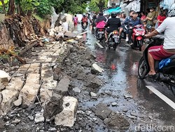 Warga Sebut Tembok Tanggul Sungai Banyu Urip yang Ambrol Bangunan Baru