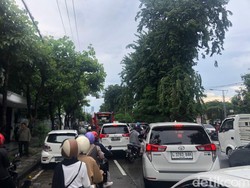 Lalin Macet 1 Km Sempat Terjadi Imbas Banjir 30 Cm di Mayjend Sungkono