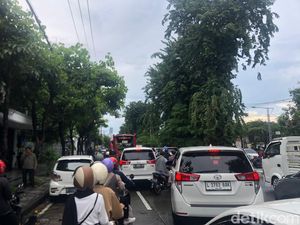 Lalin Macet 1 Km Sempat Terjadi Imbas Banjir 30 Cm di Mayjend Sungkono Lalin Macet 1 Km Sempat Terjadi Imbas Banjir 30 Cm di Mayjend Sungkono