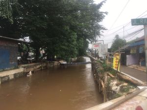 Walkot Jaktim Ingin Relokasi Warga di Bantaran Kali Hek: Sering Longsor Walkot Jaktim Ingin Relokasi Warga di Bantaran Kali Hek: Sering Longsor