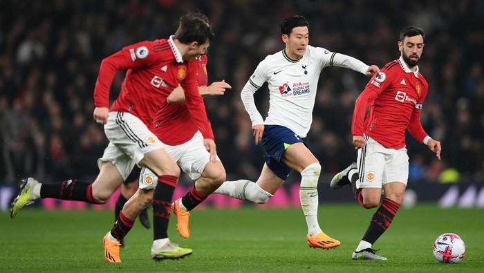 LONDON, ENGLAND - APRIL 27: Son Heung-Min of Tottenham Hotspur runs with the ball whilst under pressure from Bruno Fernandes of Manchester United during the Premier League match between Tottenham Hotspur and Manchester United at Tottenham Hotspur Stadium on April 27, 2023 in London, England. (Photo by Shaun Botterill/Getty Images)
