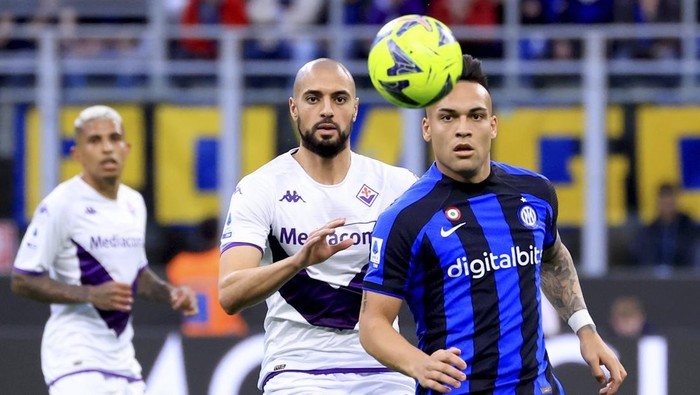 MILAN, ITALY - APRIL 01: Lautaro Martinez (R) of FC Internazionale competes for the ball with Sofyan Amrabat (L) of ACF Fiorentina during the Serie A match between FC Internazionale and ACF Fiorentina at Stadio Giuseppe Meazza on April 01, 2023 in Milan, Italy. (Photo by Giuseppe Cottini/Getty Images)