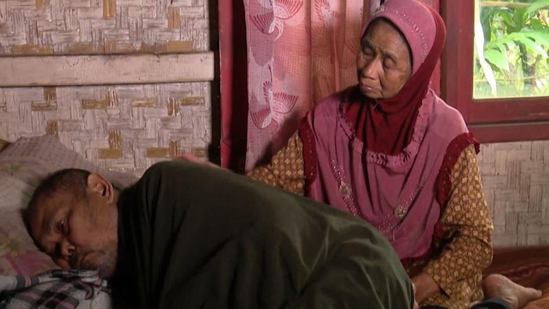 Kisah Mak Piyah Rawat Suami Lumpuh di Tasikmalaya