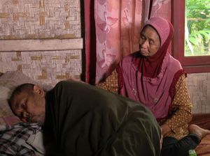 Kisah Mak Piyah Rawat Suami Lumpuh di Tasikmalaya