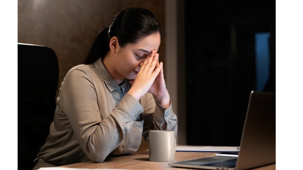 Ilustrasi seorang perempuan yang terlihat tengah emosional.