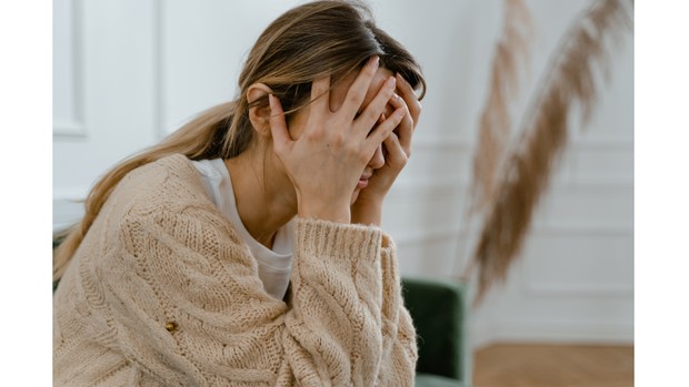 Ilustrasi seorang perempuan yang terlihat tengah emosional.