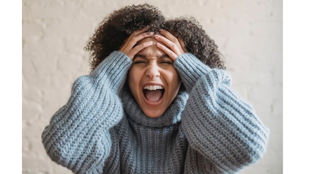 Ilustrasi seorang perempuan yang terlihat sedang marah.