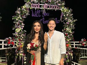 7 Foto Romantis Millen Cyrus Dilamar Kekasih di Bali, Pamer Cincin Lamaran 7 Foto Romantis Millen Cyrus Dilamar Kekasih di Bali, Pamer Cincin Lamaran