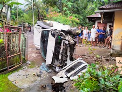 Mobil Tabrak Pikap dan Rumah Warga, Diduga Rem Blong