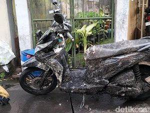 2 Motor Warga Tertimpa Tembok Tanggul Sungai Banyu Urip yang Ambrol