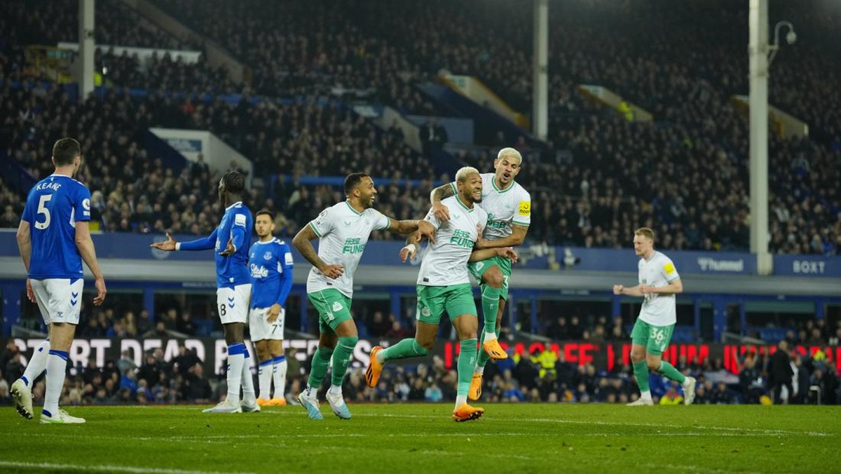 Newcastle United hajar Everton. (Foto: AP/Jon Super)