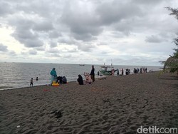 Pantai Duta Probolinggo Masih Diserbu Wisatawan Pada H+7 Lebaran
