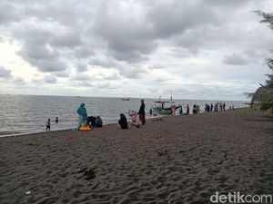 Pantai Duta Probolinggo Masih Diserbu Wisatawan Pada H+7 Lebaran Pantai Duta Probolinggo Masih Diserbu Wisatawan Pada H+7 Lebaran