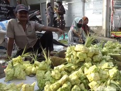 Pedagang Janur di Tulungagung Sehari Bawa Pulang Uang Rp 3,5 Juta