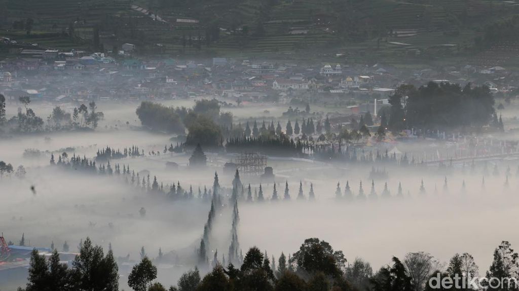 Potret Embun Es Selimuti Kawasan Candi Arjuna Dieng Pagi Ini Potret Embun Es Selimuti Kawasan Candi Arjuna Dieng Pagi Ini