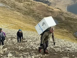 Edan! Pendaki Panggul Kulkas ke Tiga Puncak Gunung