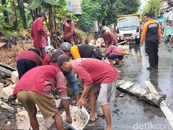 Material Tembok Tanggul Sungai Banyu Urip yang Ambrol Mulai Dibersihkan