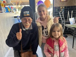 Berhati Mulia, Kakek Asal Jepang Bikin Kafe Gratis untuk Warga Ukraina