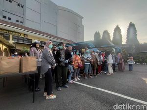 Puluhan Warga Ikut Balik Mudik Gratis ke DKI Jakarta di Tanjung Perak Puluhan Warga Ikut Balik Mudik Gratis ke DKI Jakarta di Tanjung Perak