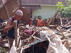 Rumah Panggung Oman di Sukabumi Ambruk Imbas Cuaca Ekstrem