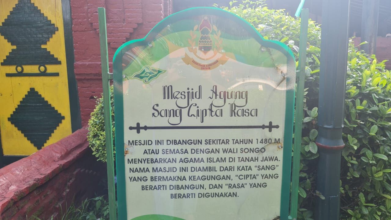 Salah satu papan informasi di Masjid Agung Sang Cipta Rasa, Cirebon, Jawa Barat.