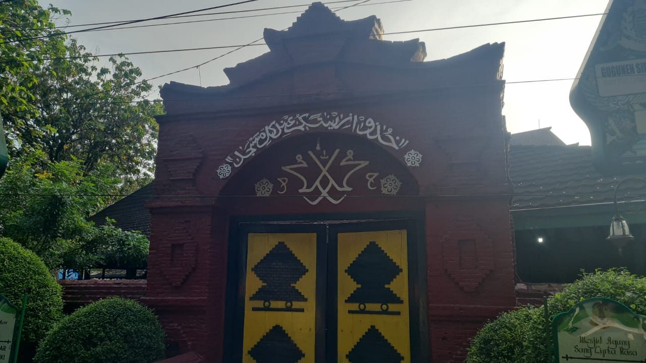 Salah satu pintu Masjid Agung Sang Cipta Rasa, Cirebon, Jawa Barat.