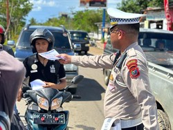 Polisi Bagikan Brosur Rekayasa Lalin ke Pengendara Jelang KTT ASEAN