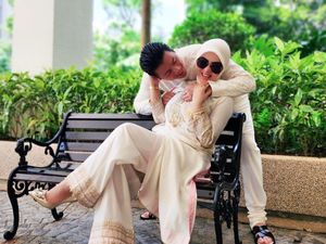 8 Potret Mesra Syahrini dan Reino Barack Rayakan Lebaran di Singapura 8 Potret Mesra Syahrini dan Reino Barack Rayakan Lebaran di Singapura