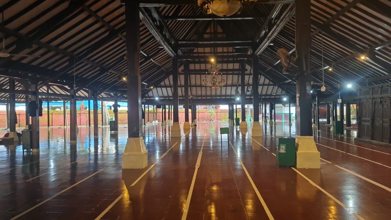 Tampak Serambi Masjid Agung Sang Cipta Rasa, Cirebon, Jawa Barat.