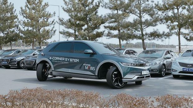 Teknologi Hyundai Mobis, e-Corner System, membuat setiap roda Ioniq 5 bisa membelok sampai 90 derajat untuk memudahkan parkir dan manuver.