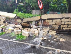 Ini Penyebab Jebolnya Tembok Tanggul Sungai Banyu Urip Surabaya