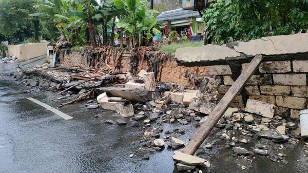 Penampakan Tembok Tanggul Sungai Banyu Urip yang Ambrol Sepanjang 20 Meter