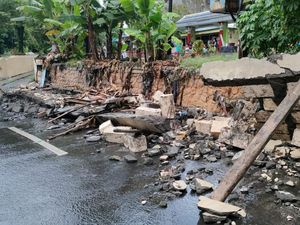 Penampakan Tembok Tanggul Sungai Banyu Urip yang Ambrol Sepanjang 20 Meter